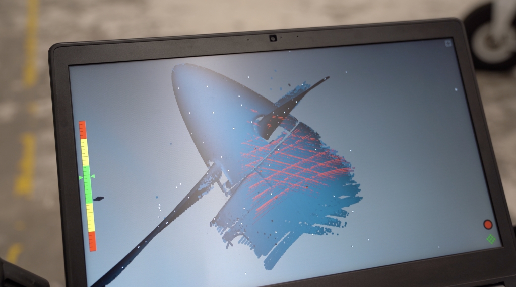 Chmura punktów pomiarowych w widoku na żywo podczas skanowania 3D silnika samolotu
