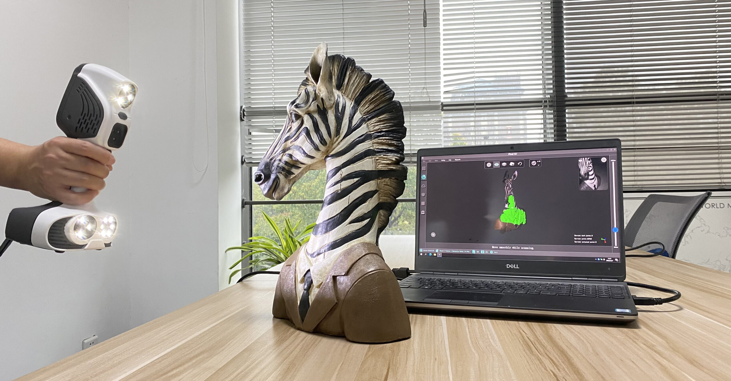 Skanowanie 3D rzeźby ręcznym skanerem 3D SCANTECH iReal 2E